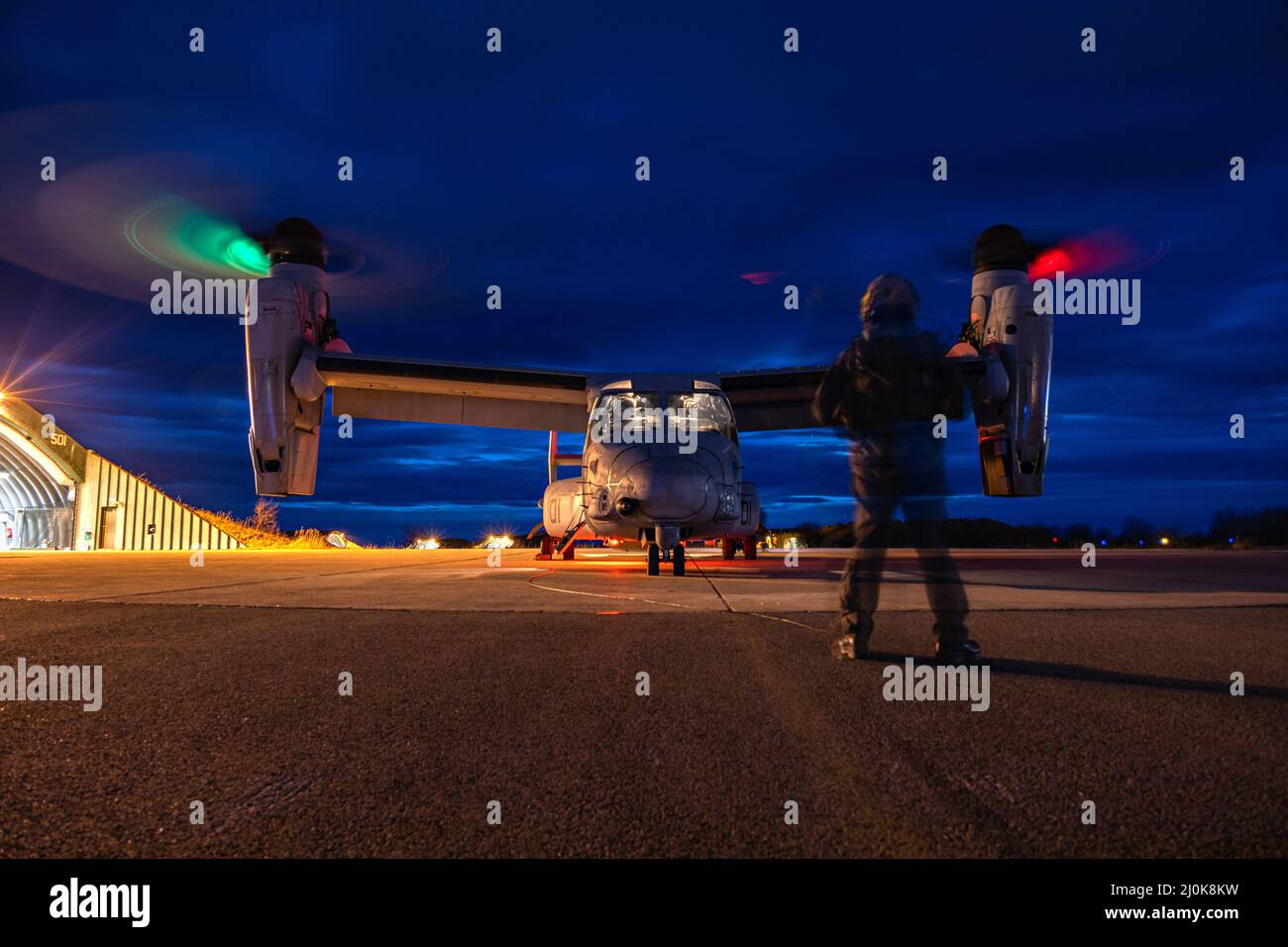 Bodo, Norwegen. 09. März 2022. Ein Flugzeug der US-Marine MV-22B Osprey bereitet sich auf das Taxi vor, bevor es während des Trainings senkrecht abhebt Cold Response 22 auf dem norwegischen Luftwaffenstützpunkt Bodo, 16. März 2022 in Bodo, Norwegen. Ein Flugzeug der USMC MV-22B Osprey stürzte am 18.. März ab, nachdem es von der Bodo AFB abheben und alle vier Marineinfanteristen an Bord getötet hatte. Kredit: LCpl. Elias Pimentel III/USA Marine Corps/Alamy Live News Stockfoto