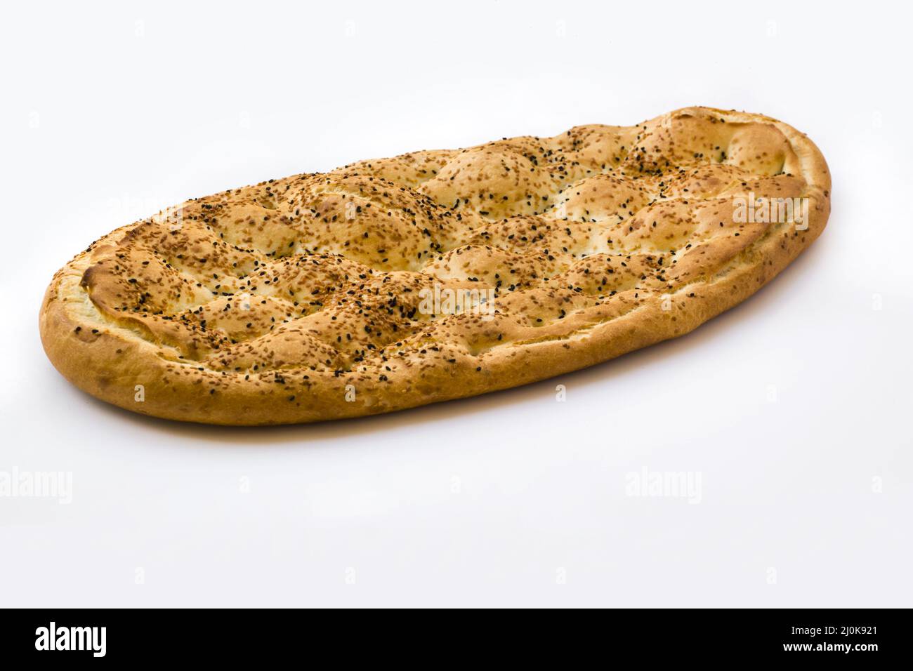 Traditionelles türkisches Ramadan-Brot, gebacken mit Sesamsamen, schwarzem Kreuzkümmel und Eiern auf weißer Oberfläche Stockfoto