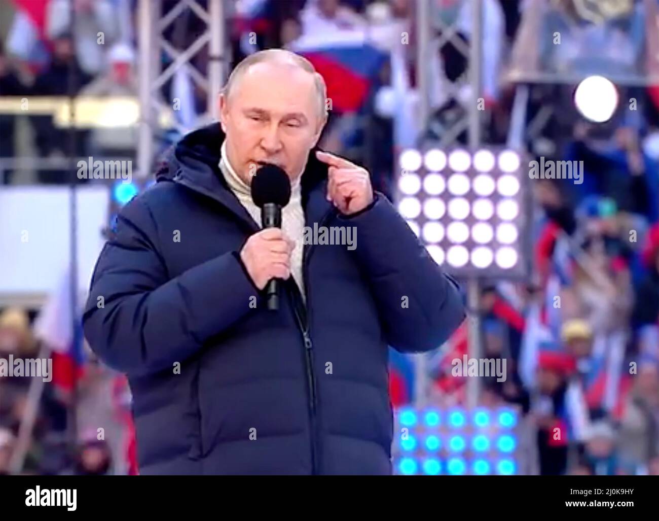 WLADIMIR PUTIN spricht eine Kundgebung in Moskau on18 März 20223 zum achten Jahrestag der Annexion der Krim zu feiern. Am Freitag, 18. März. Er trägt einen weißen Rollkragenpullover der italienischen Firma Kiton und eine Puffa-Jacke von Loro Piana.Foto: kremlin.ru Stockfoto