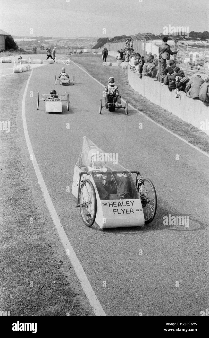 Elektroauto-Tests in England. Das Lucas Electrathon-Rennen im Donington Park. Diese Rennen begannen 1979, als der erste Sieger William Yates war. Bild aufgenommen am 13.. September 1980 Stockfoto
