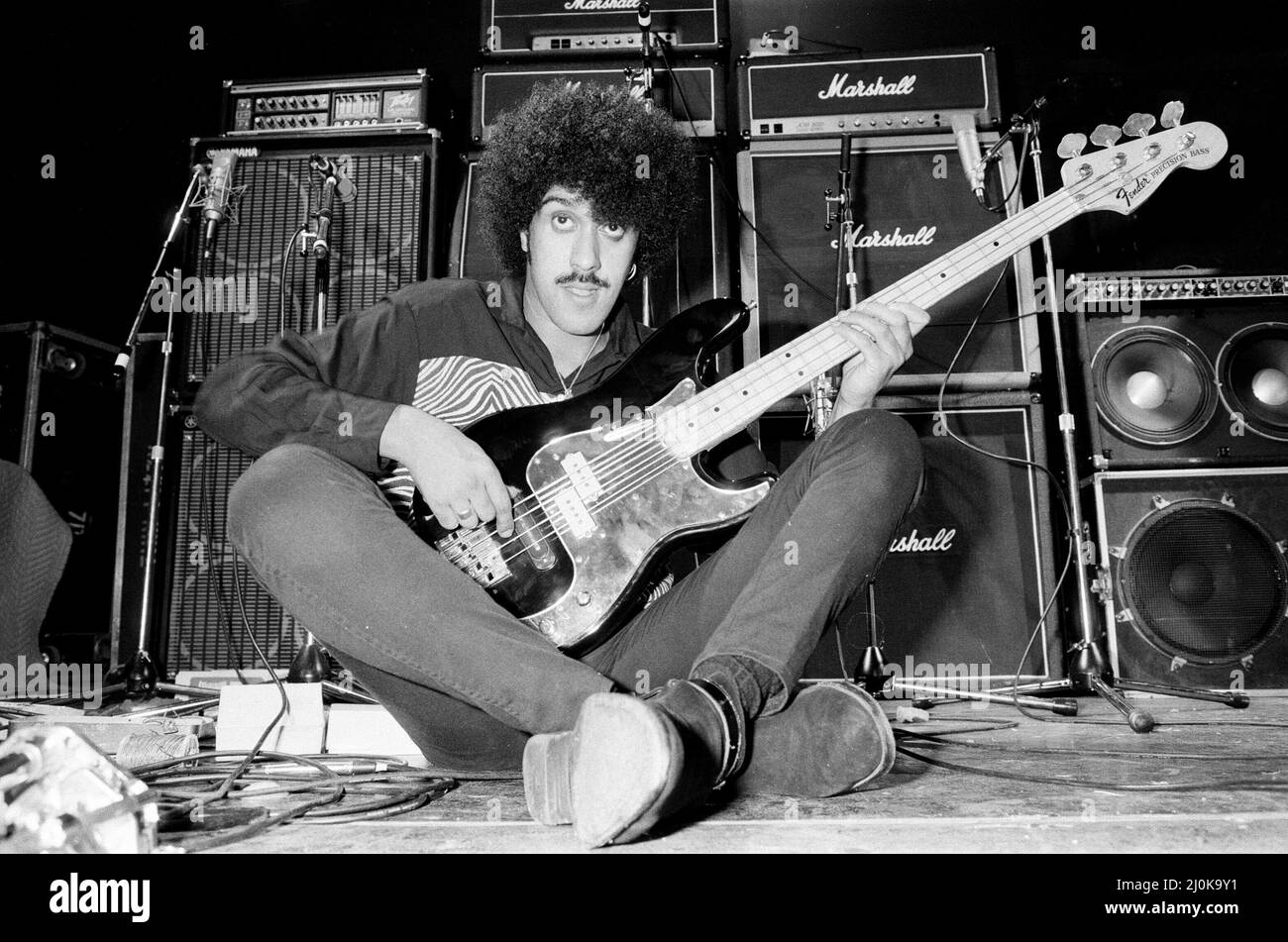 Phil Lynott von Thin Lizzy während einer Aufnahmesession für das neue Album der Gruppe. Bild aufgenommen am 27.. September 1982 Stockfoto