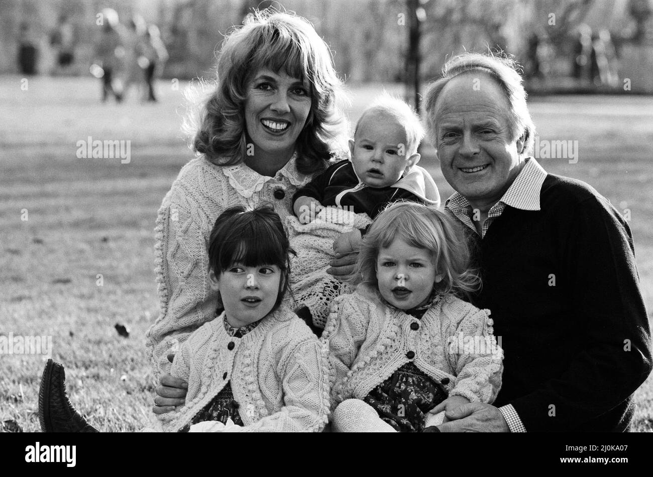 Esther Rantzen mit ihrem Mann Desmond Wilcox und ihren Kindern Emily, 4, Rebecca, 2 und 4 Monate alt Joshua. 10.. März 1982. Stockfoto
