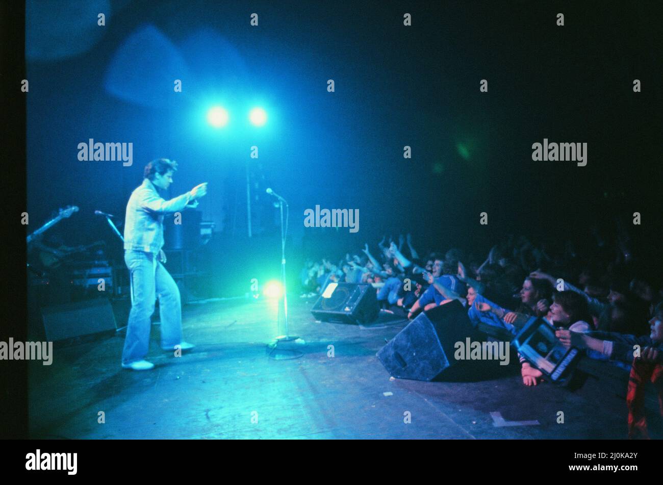 Shakin' Stevens, richtiger Name Michael Barratt (geboren am 4. März 1948 in Ely, Cardiff, in Wales), stellte eine Bühne dar. (Ort und Land unbekannt - aber möglicherweise Schottland, da die Bilder aus dem Scottish Daily Record stammen. Shakin' Stevens ist ein mit Platin verkaufter walisischer Rock and Roll-Sänger und Songwriter, der der meistverkaufte Singles-Künstler der 1980s in Großbritannien war. Im Jahr 1981 erzielte Shakin' Stevens mit „This Ole House“ seine erste britische Chart-Nummer 1 und folgte 10 weiteren Songs, die die Top 5 erreichten, darunter drei Nummer 1-Hits mit „Green Door“, „Oh Julie“ und „Merry Christmas Everyone“. Stockfoto