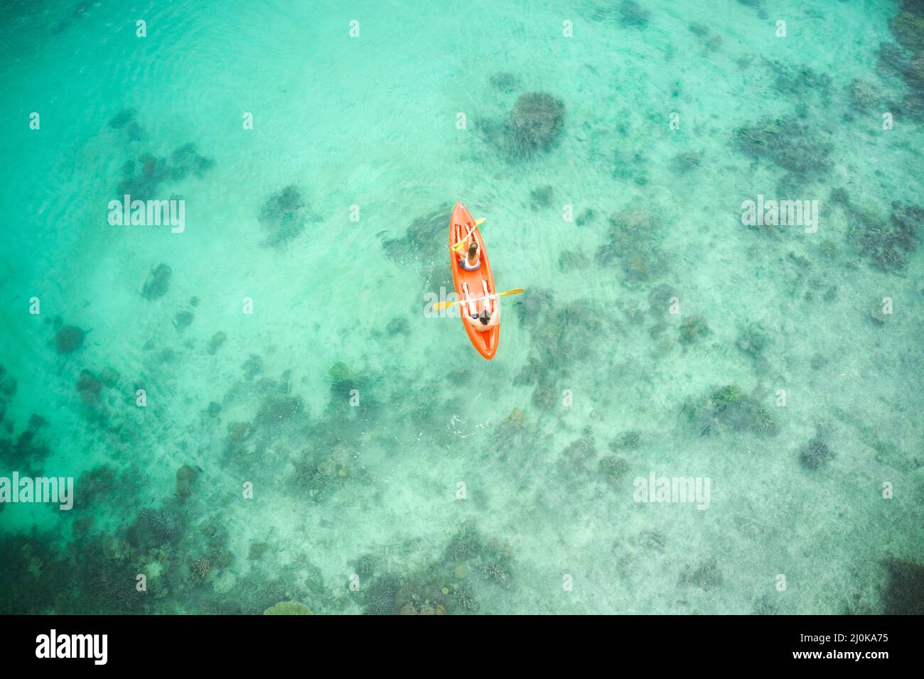 Liebe ist ein Abenteuer, genießen Sie es. High-Angle-Aufnahme eines abenteuerlichen jungen Paares, das gemeinsam in den wunderschönen Ozeanen Indonesiens Kanu fahren kann. Stockfoto