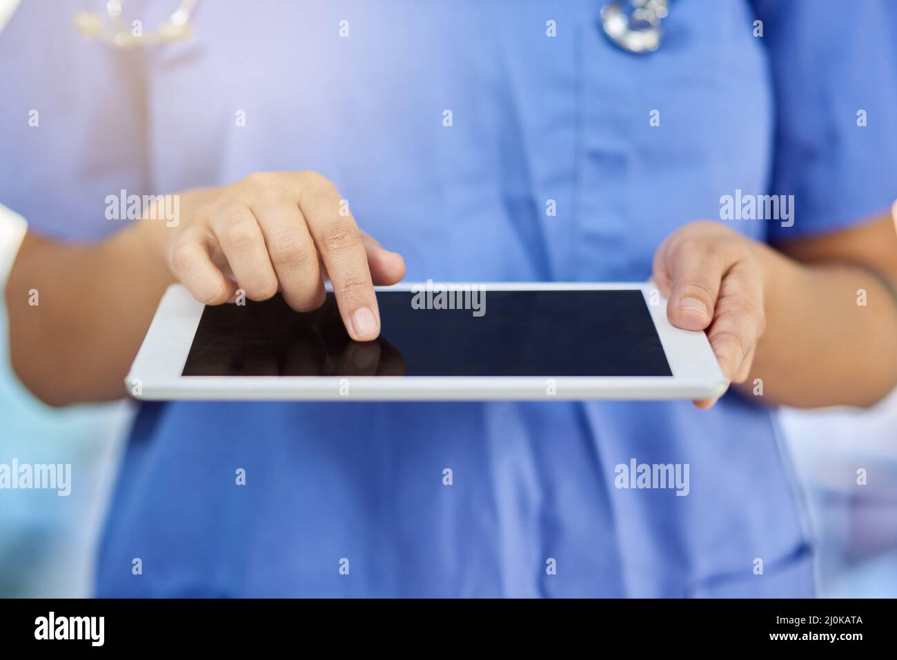 Für schnellen und einfachen Zugriff auf alle Patientenakten. Nahaufnahme eines Arztes mit einem digitalen Tablet. Stockfoto