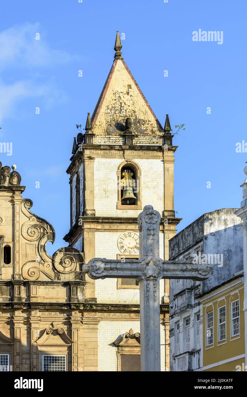 Fassadenfassade einer alten historischen Kirche mit einem großen Kruzifix auf dem zentralen Platz in Pelourinhour Stockfoto