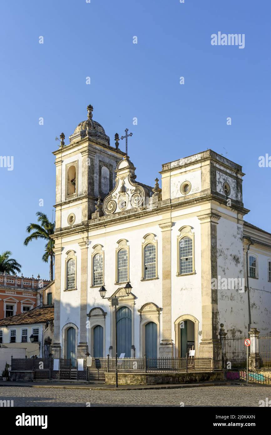 Fassade einer antiken katholischen Kirche, die im 18.. Jahrhundert im Stadtteil Pelourinhogeschaffen wurde Stockfoto