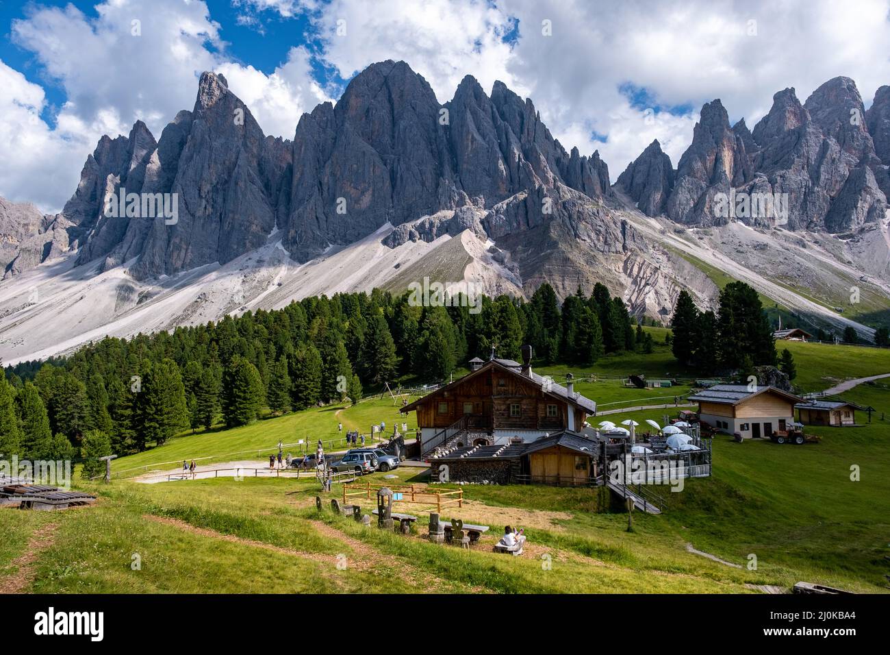 Geisler Alm, Dolomiten Italien, Wandern in den Bergen des Val di Funes in den italienischen Dolomiten,Naturpark Geisler-Puez mit Geisler Stockfoto
