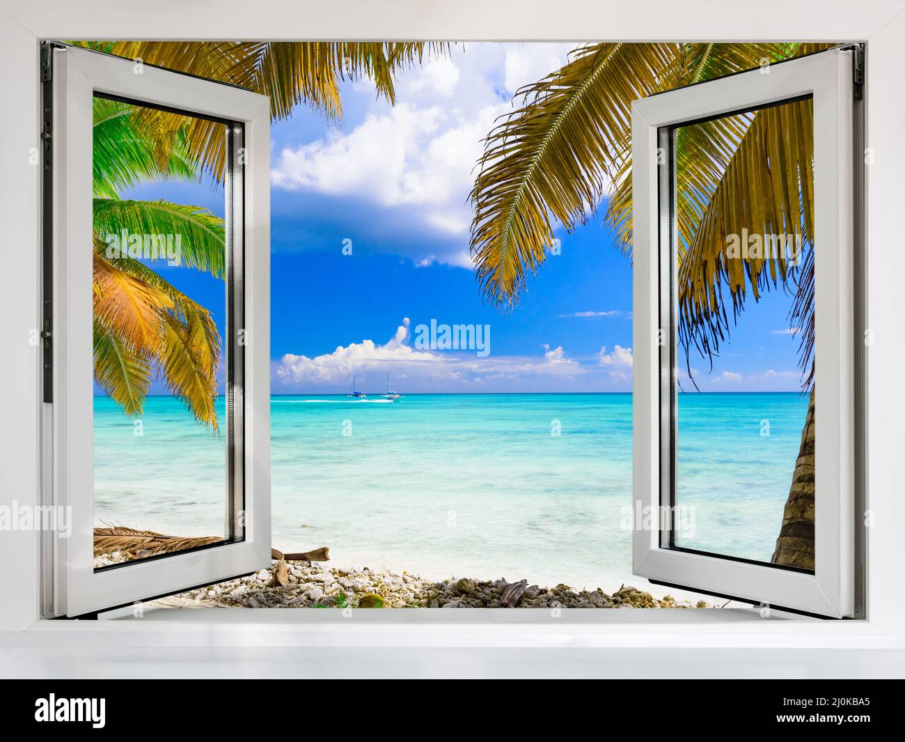 Blick von einem offenen Fenster auf das karibische Meer Stockfoto