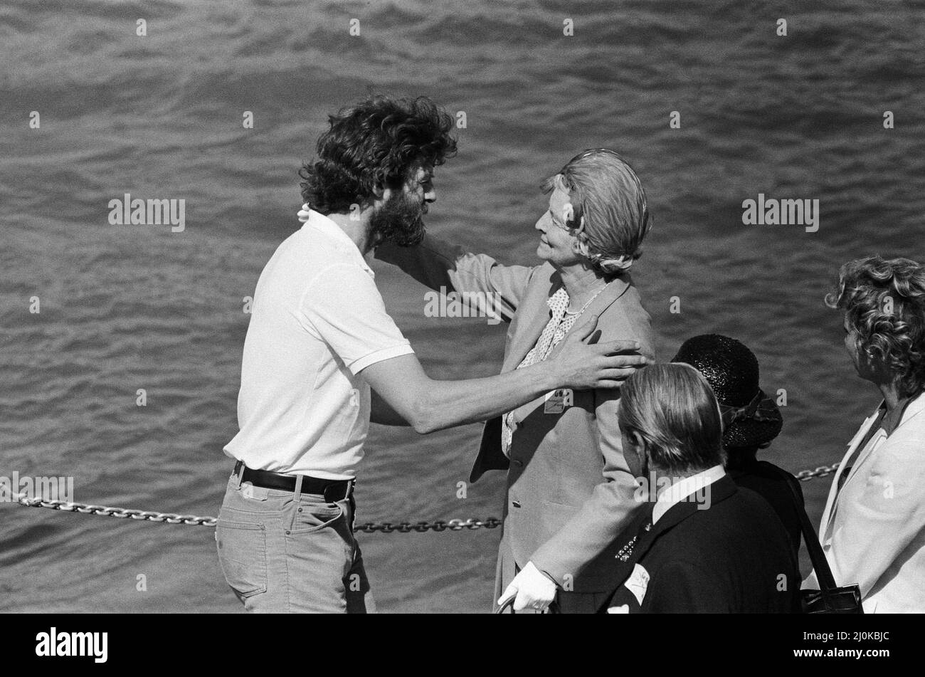 Die Transglobus Expedition kehrt nach Hause zurück. Sir Ranulph Fiennes wurde bei ihrer Ankunft in Greenwich von seiner Mutter Lady Fiennes begrüßt. 29.. August 1982. Stockfoto