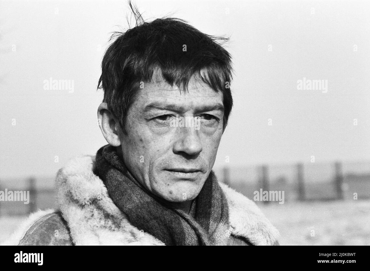 John Hurt, aufgenommen 1982 in Deutschland.John ist in Deutschland, um Night Crossing zu Filmen, die wahre Geschichte, wie die Familien Strelzyk und Wetzel am 16.. September 1979 in einem selbstgemachten Heißluftballon aus der DDR in den Westen flüchteten. Das Bild zeigt John Hurt als Peter Strelzyk das Bild wurde am 14.. Februar 1982 aufgenommen Stockfoto