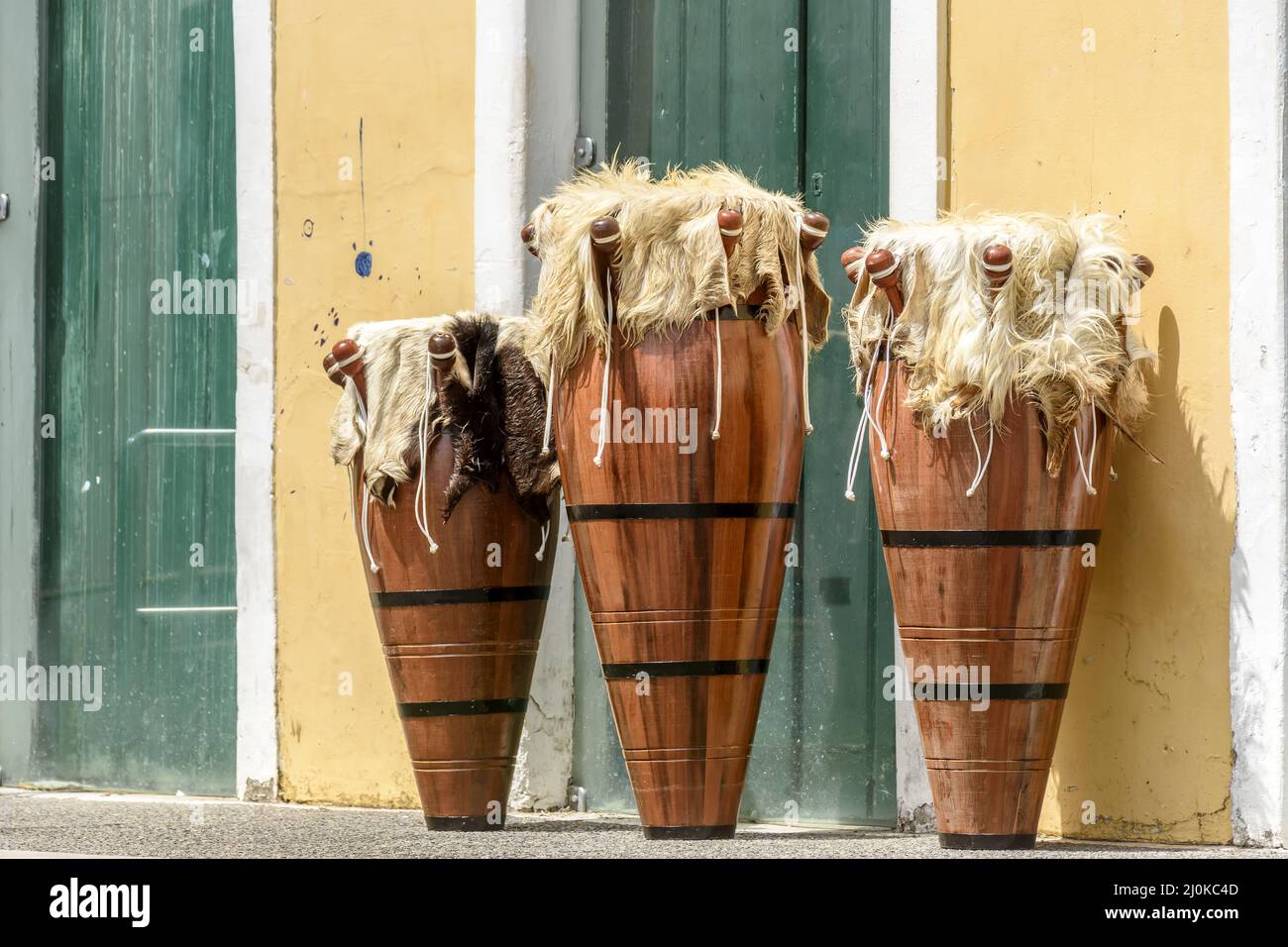 Ethnische und verzierte Trommeln werden in den Straßen von Pelourinhin auch als Atabaken bezeichnet Stockfoto