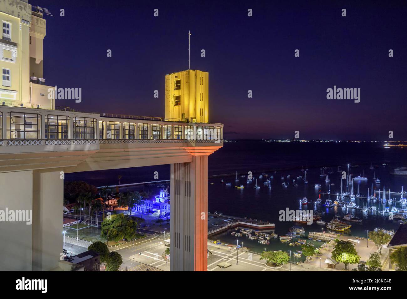 Fassade des berühmten Lacerda Aufzug in der beleuchteten in der Nacht Stockfoto