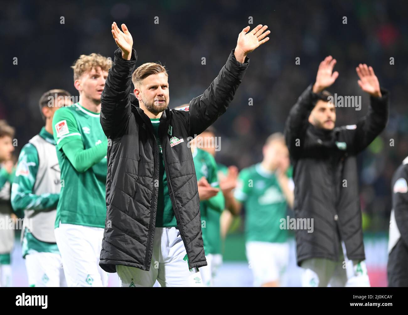 Bremen, Deutschland. 19. März 2022. Fußball: 2. Bundesliga, Werder Bremen - Darmstadt 98, Matchday 27, wohninvest Weserstadion. Werders Niclas Füllkrug feiert den Sieg. Kredit: Carmen Jaspersen/dpa - WICHTIGER HINWEIS: Gemäß den Anforderungen der DFL Deutsche Fußball Liga und des DFB Deutscher Fußball-Bund ist es untersagt, im Stadion und/oder vom Spiel aufgenommene Fotos in Form von Sequenzbildern und/oder videoähnlichen Fotoserien zu verwenden oder zu verwenden./dpa/Alamy Live News Stockfoto