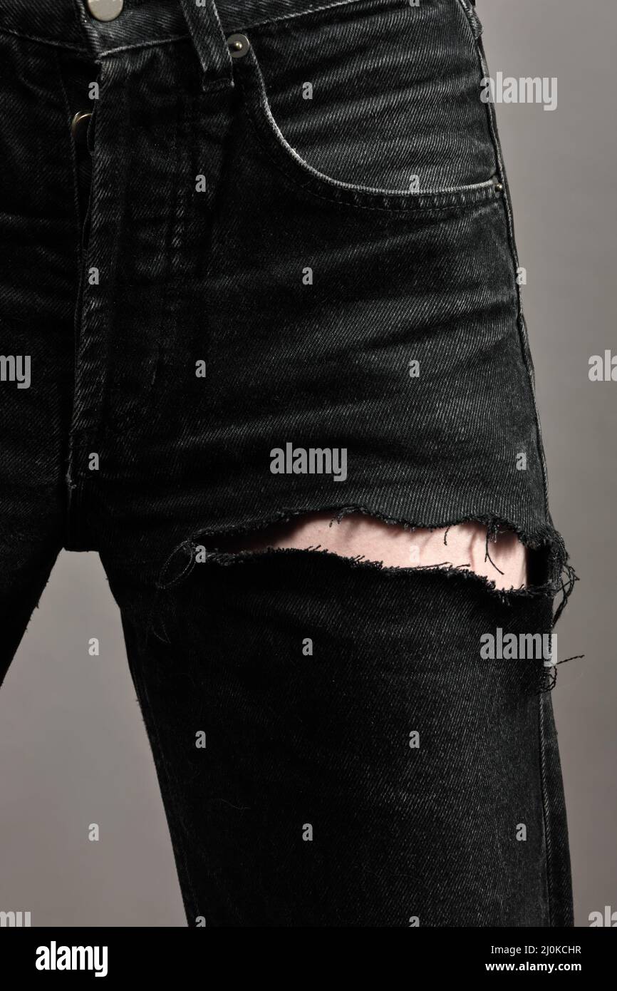 Zerrissene schwarze jeans -Fotos und -Bildmaterial in hoher Auflösung –  Alamy