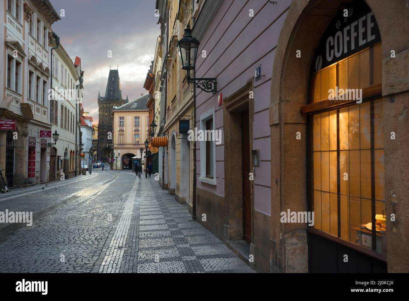 Café-Fenster in der Prager Altstadt Stockfoto