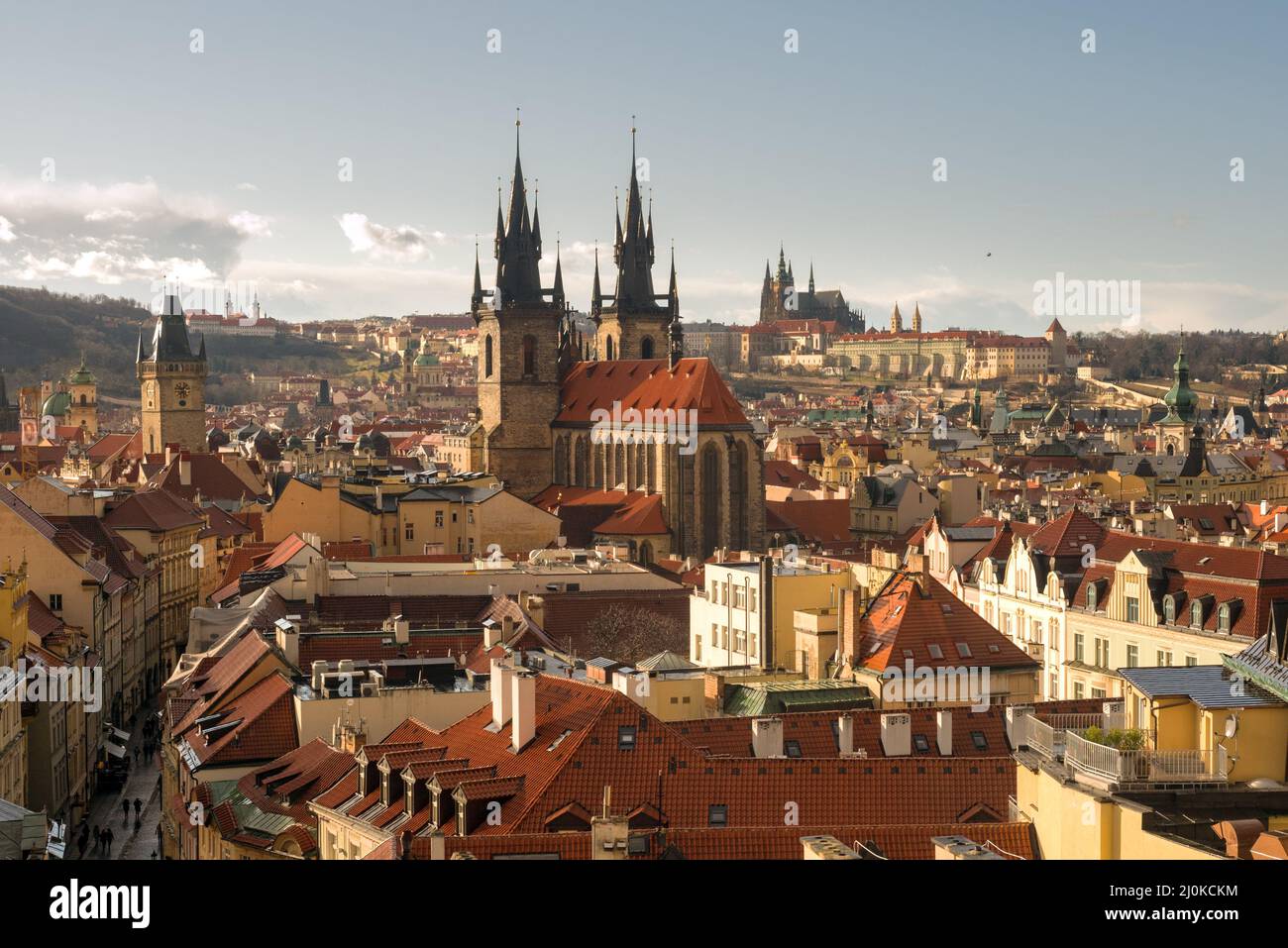 Blick auf die Prager Altstadt mit der Marienkirche vor Týn Stockfoto