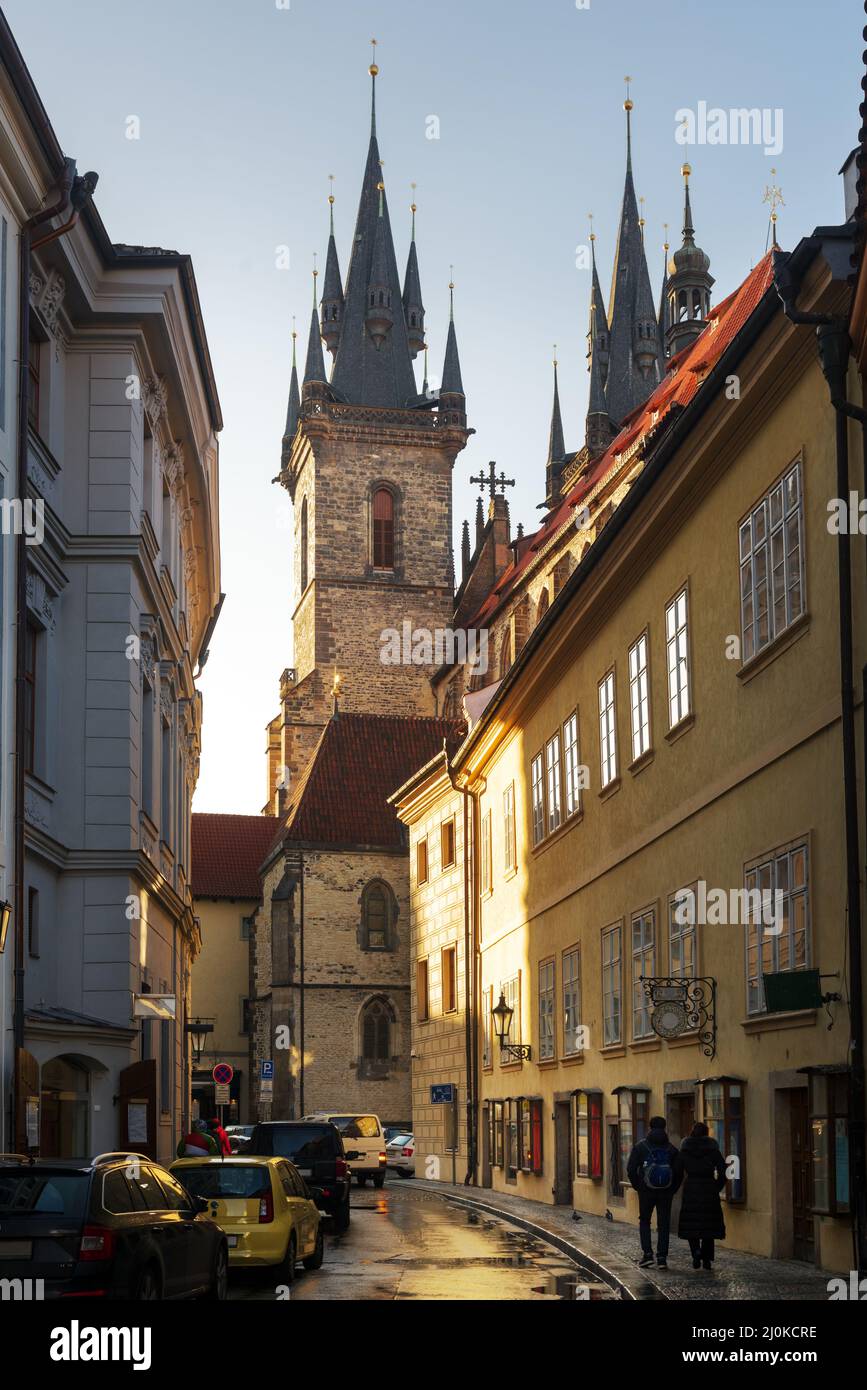 Alte Straße in Prag. Die Kirche der Muttergottes vor der Týn-Steppel Stockfoto