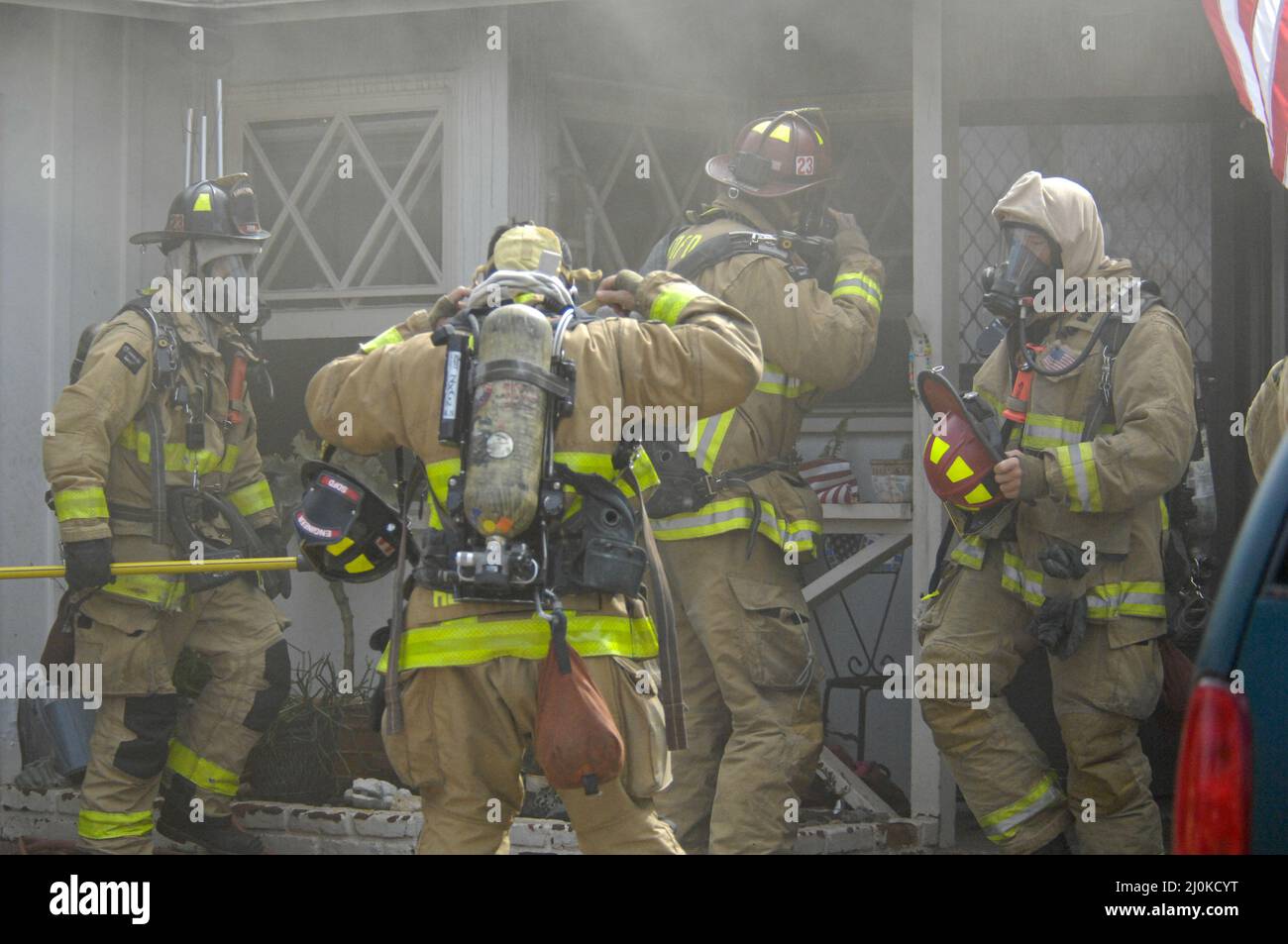 Die Feuerwehrleute der Stadt San Diego bereiten sich auf den Eintritt in ein Feuer in einer funktionierenden Struktur vor Stockfoto