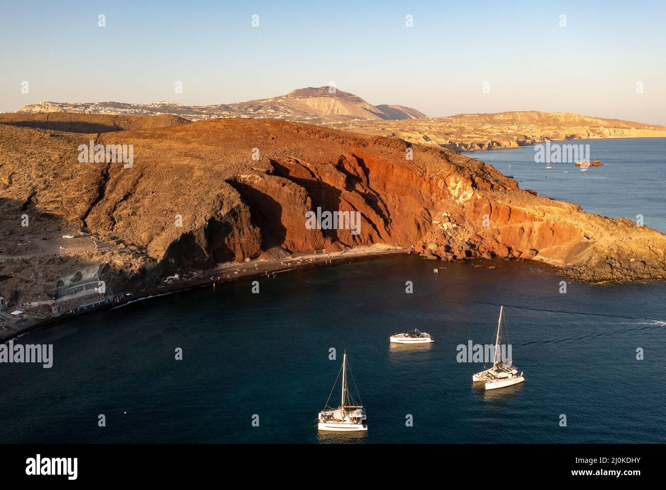 Roter Strand in Santorini, Kykladen, Griechenland in der südlichen Ägäis. Wunderschöne Sommerlandschaft mit einem der berühmtesten Strände der Welt. Stockfoto