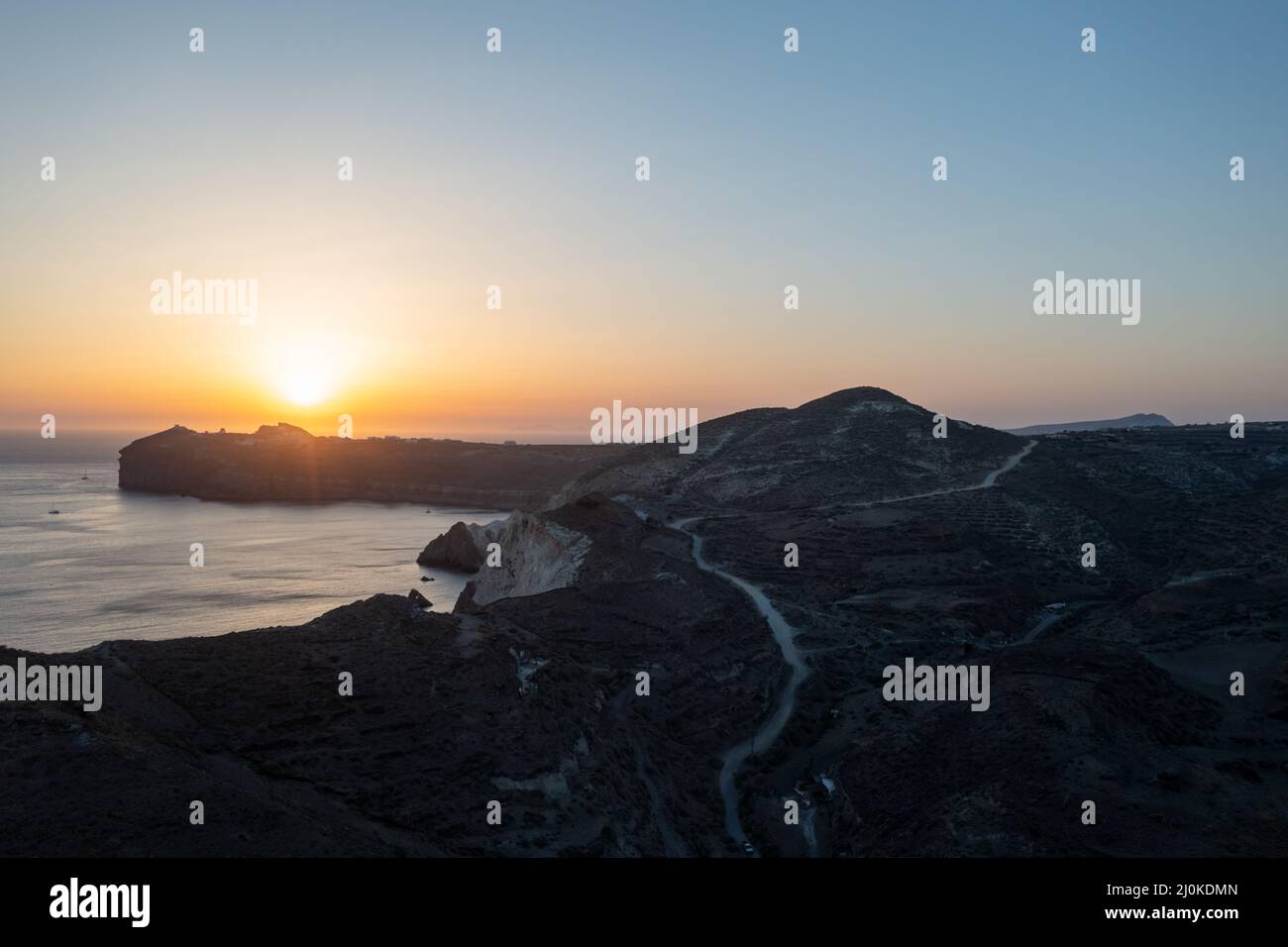 Roter Strand in Santorini, Kykladen, Griechenland in der südlichen Ägäis. Wunderschöne Sommerlandschaft mit einem der berühmtesten Strände der Welt. Stockfoto