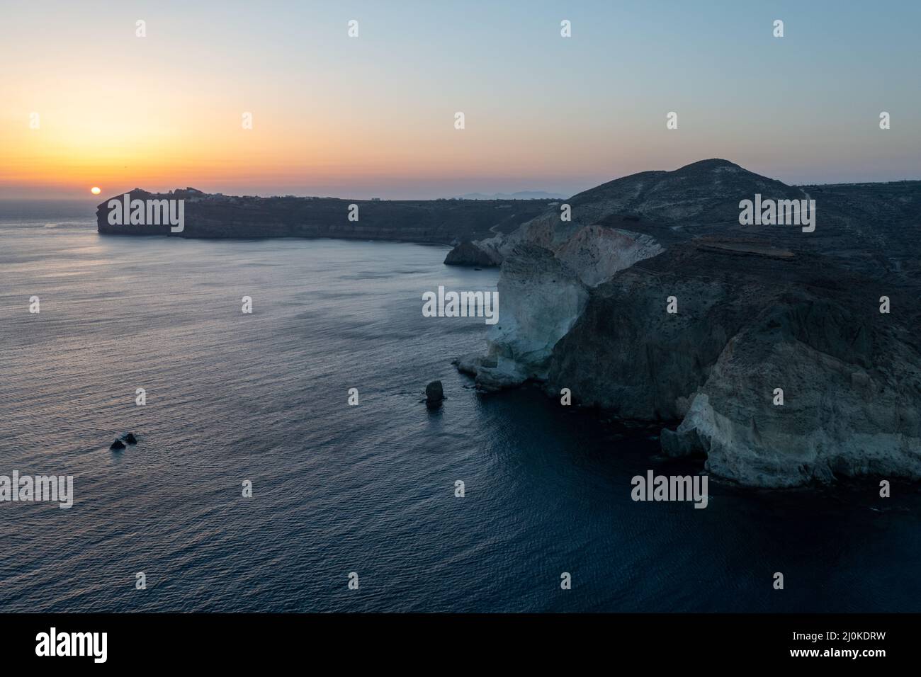 Weißer Strand in Santorini, Kykladen, Griechenland in der südlichen Ägäis. Wunderschöne Sommerlandschaft mit einem der berühmtesten Strände der Welt. Stockfoto