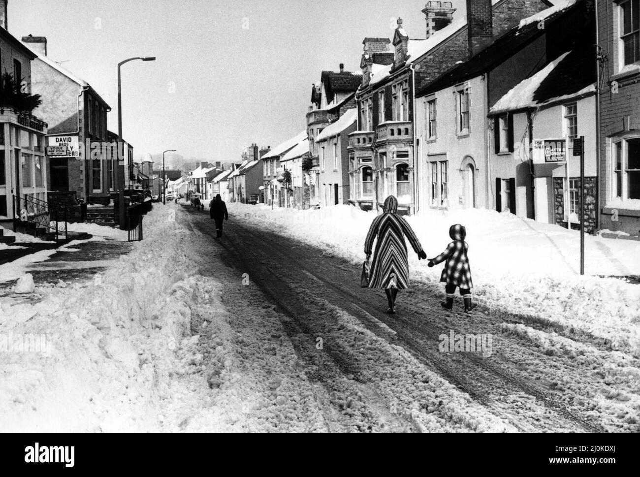 Die schneebedeckten Straßen von Cowbridge. 13.. Januar 1982. Stockfoto