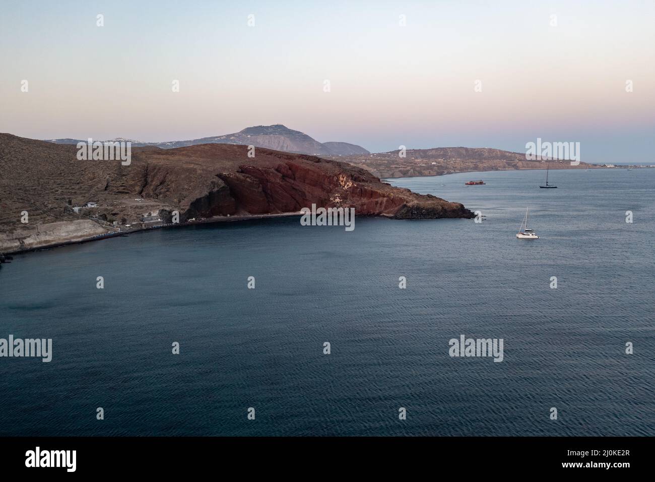 Roter Strand in Santorini, Kykladen, Griechenland in der südlichen Ägäis. Wunderschöne Sommerlandschaft mit einem der berühmtesten Strände der Welt. Stockfoto