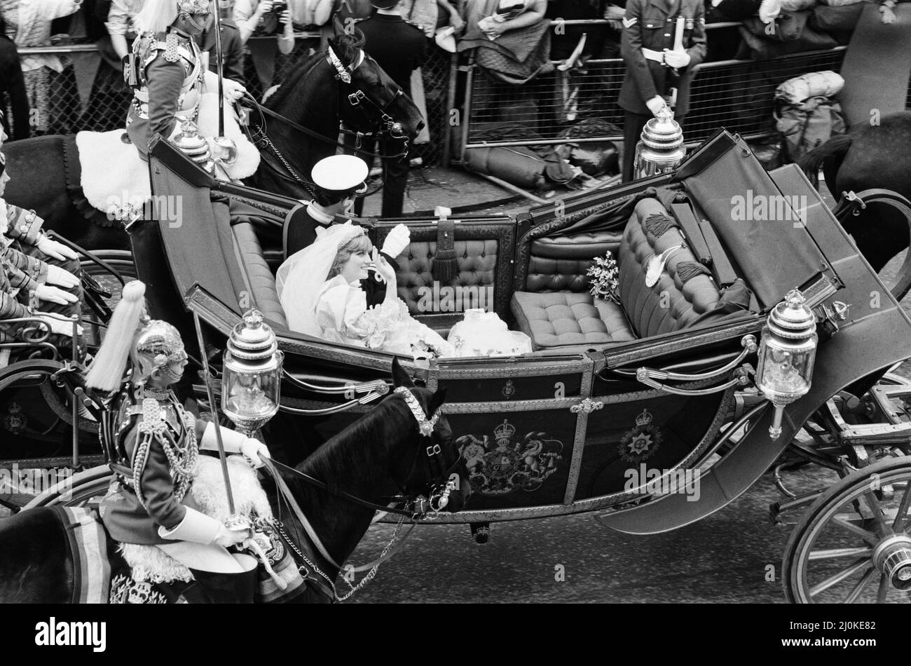 Prinz Charles heiratet Lady Diana Spencer.das Bild zeigt das glückliche Paar, das die St. Paul's Cathedral verlassen hat und nun mit der Kutsche zum Buckingham Palace fährt. Lady Dianas Hochzeitskleid und sein 25-Fuß-Zug ist als eines der berühmtesten Hochzeitskleider der Geschichte hinuntergegangen. Das Kleid wurde von David und Elizabeth Emanuel entworfen. Bild aufgenommen am 29.. Juli 1981 Stockfoto
