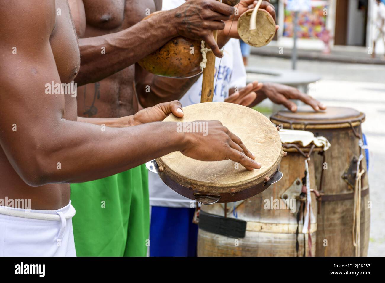 Musiker spielen typische Instrumente afrikanischer Herkunft, die in Capoeira verwendet werden Stockfoto