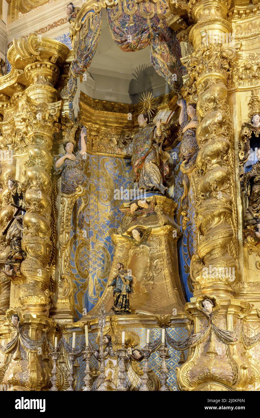 Vergoldeter Barockaltar in der alten und historischen Kirche in Salvador, Bahia Stockfoto
