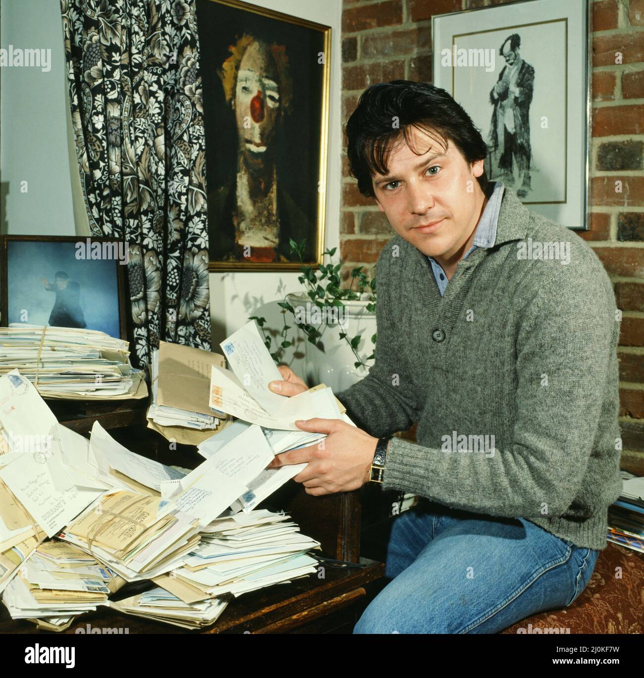 Shakin' Stevens, richtiger Name Michael Barratt (geboren am 4. März 1948 in Ely, Cardiff, in Wales), zu Hause mit seinen vielen Fanbriefen abgebildet Shakin' Stevens ist ein mit Platin verkaufter walisischer Rock and Roll-Sänger und Songwriter, der der meistverkaufte Singles-Künstler der 1980s in Großbritannien war. Im Jahr 1981 erzielte Shakin' Stevens mit „This Ole House“ seine erste britische Chart-Nummer 1 und folgte mit 10 weiteren Songs, die die Top 5 erreichten, darunter drei Nummer 1-Hits mit „Green Door“, „Oh Julie“ und „Merry Christmas Everyone“ Picture, aufgenommen um den 1.. Juli 1981 Stockfoto