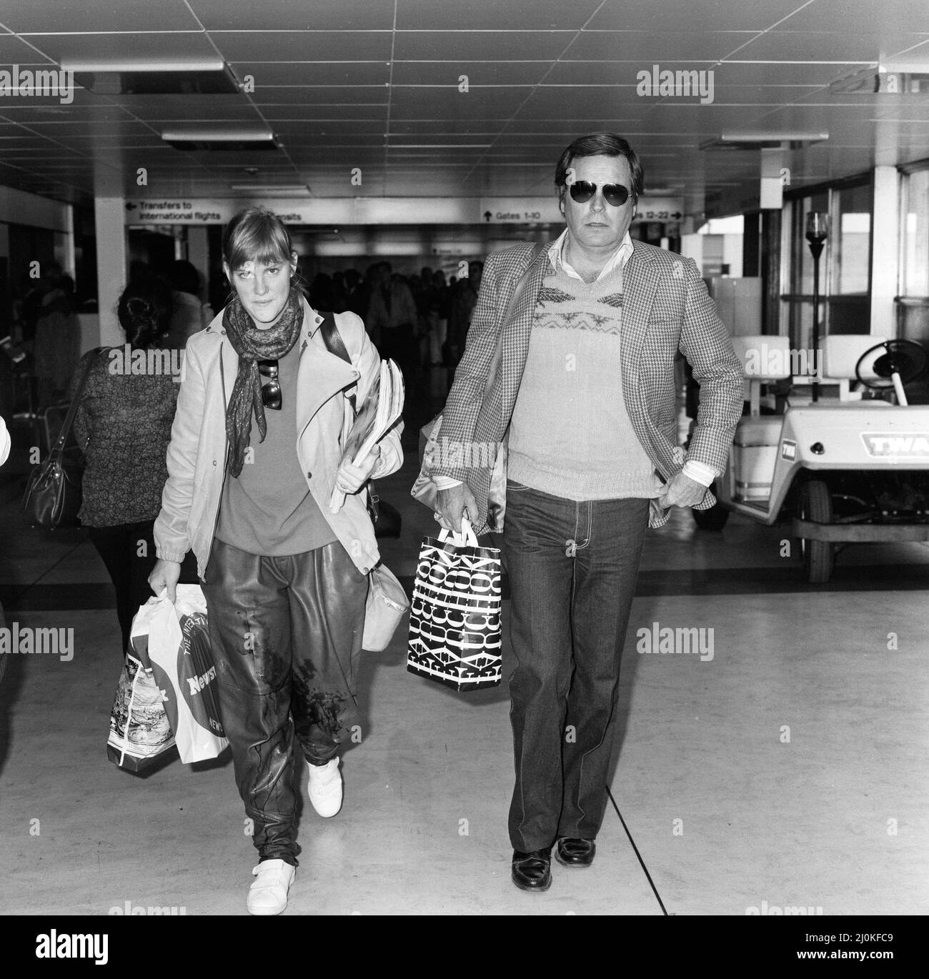 Robert Wagner und seine 18-jährige Tochter Katie fliegen am Londoner Flughafen nach Los Angeles. 30.. April 1982. Stockfoto