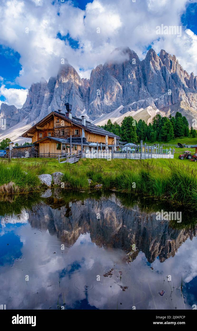 Geisler Alm, Dolomiten Italien, Wandern in den Bergen des Val di Funes in den italienischen Dolomiten,Naturpark Geisler-Puez mit Geisler Stockfoto