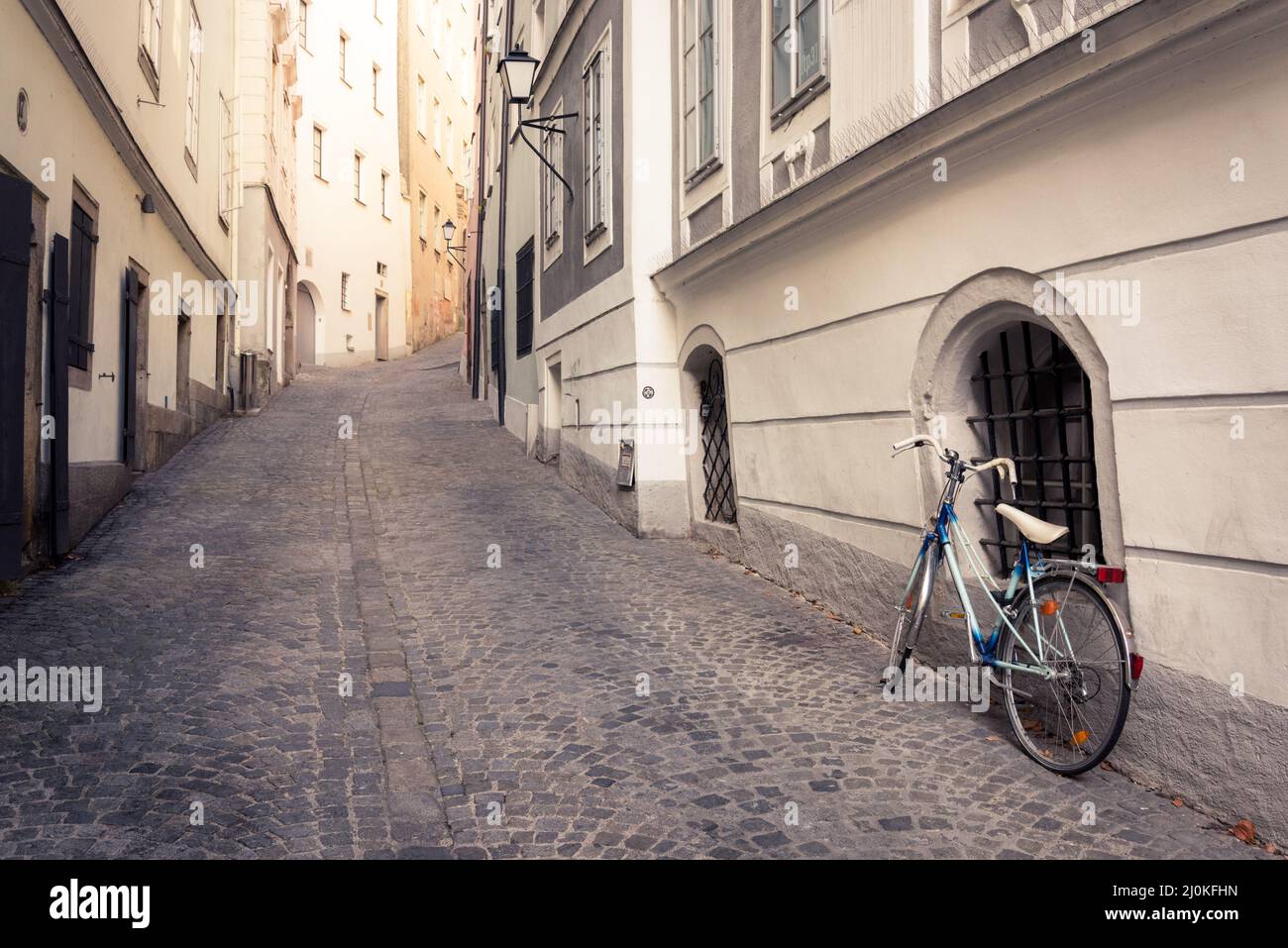 Linz, Österreich: Straßenansicht mit bunten historischen Gebäuden in der Altstadt Stockfoto