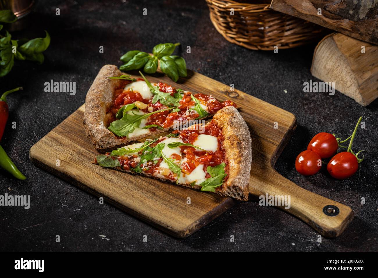 Stillleben einer frisch gebackenen leckeren italienischen Pizza Stockfoto