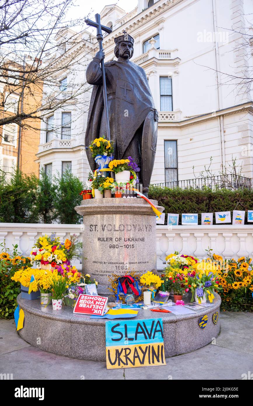 Statue des heiligen Wolodymyr im Holland Park, London, Großbritannien, mit Unterstützung für die Ukraine während des Krieges gegen die Invasion Russlands. Botschaften und Blumen Stockfoto