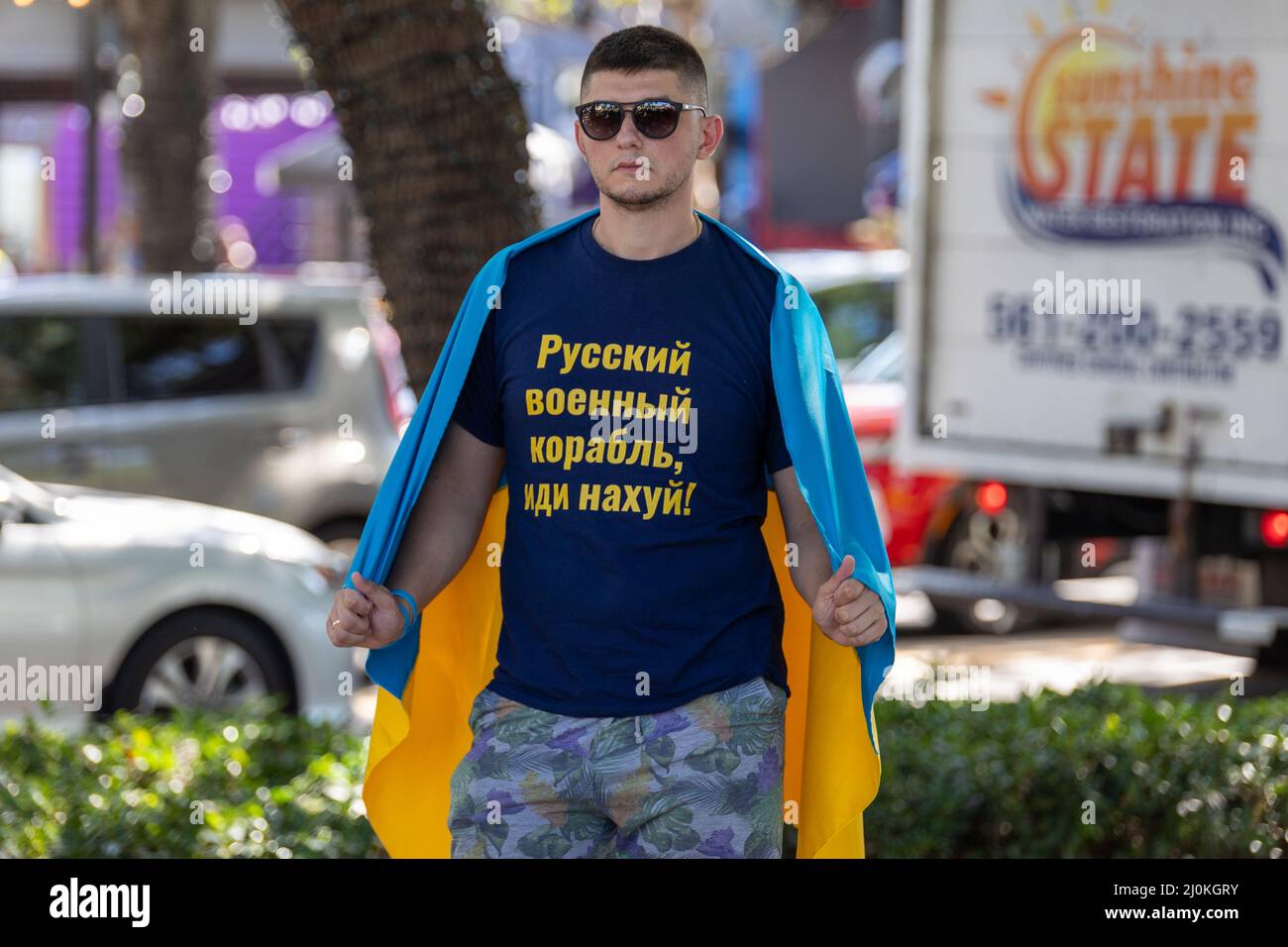 Delray Beach, Florida, USA. März 19. 2022. Palm Beach: Ukraine-Kundgebung gegen russische Invasion. Einige Ukrainer in Palm Beach, Miami, Boca Raton protestieren gegen die Invasion der russischen Armee in die Ukraine. Ukraine Krieg Protestschilder und Beiträge. Kredit: Yaroslav Sabitov/YES Market Media/Alamy Live Nachrichten Stockfoto