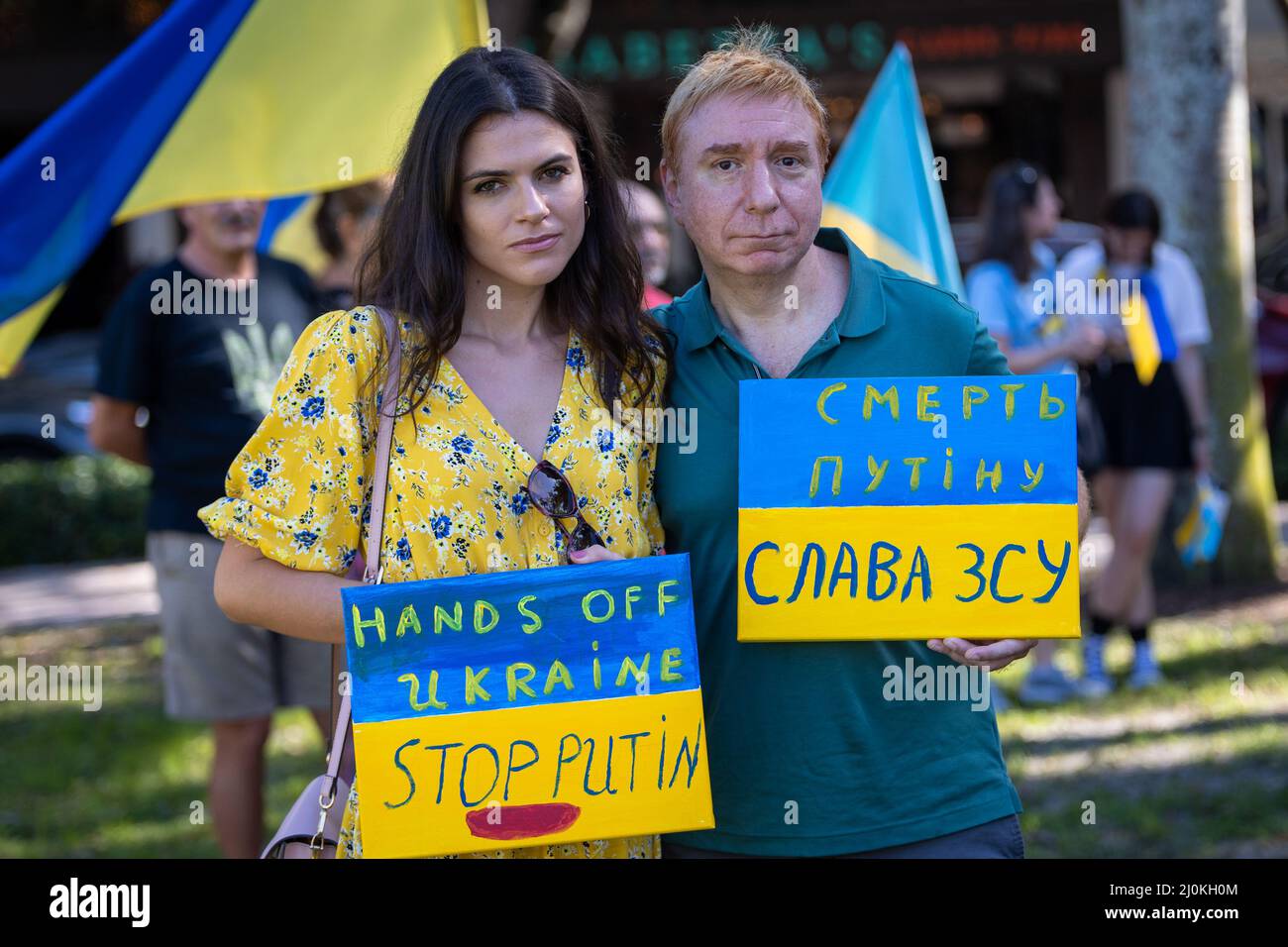 Delray Beach, Florida, USA. März 19. 2022. Palm Beach: Ukraine-Kundgebung gegen russische Invasion. Einige Ukrainer in Palm Beach, Miami, Boca Raton protestieren gegen die Invasion der russischen Armee in die Ukraine. Ukraine Krieg Protestschilder und Beiträge. Kredit: Yaroslav Sabitov/YES Market Media/Alamy Live Nachrichten Stockfoto