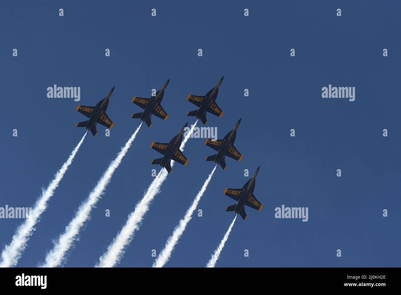 Sechs Navy Blue Angels in Formation über NAF El Centro, Kalifornien Stockfoto