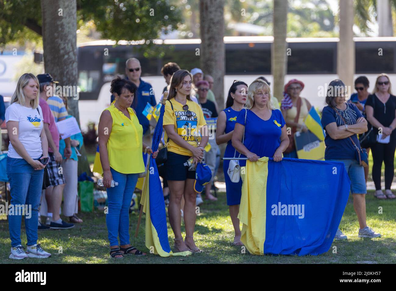 Delray Beach, Florida, USA. März 19. 2022. Palm Beach: Ukraine-Kundgebung gegen russische Invasion. Einige Ukrainer in Palm Beach, Miami, Boca Raton protestieren gegen die Invasion der russischen Armee in die Ukraine. Ukraine Krieg Protestschilder und Beiträge. Kredit: Yaroslav Sabitov/YES Market Media/Alamy Live Nachrichten Stockfoto