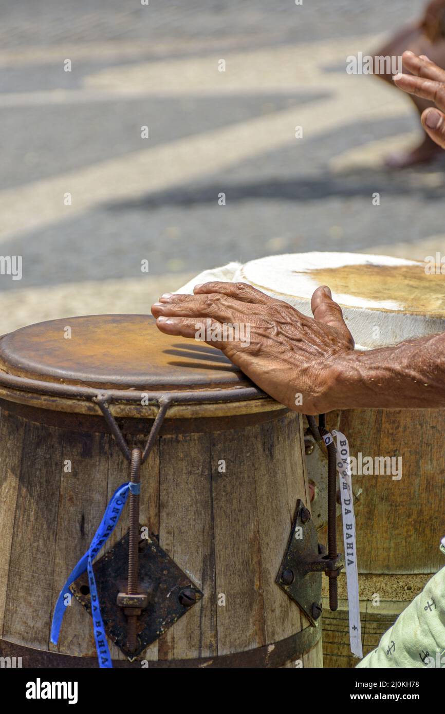 Afro-brasilianische kulturelle Manifestation mit Mann, der Atabaque spielt Stockfoto