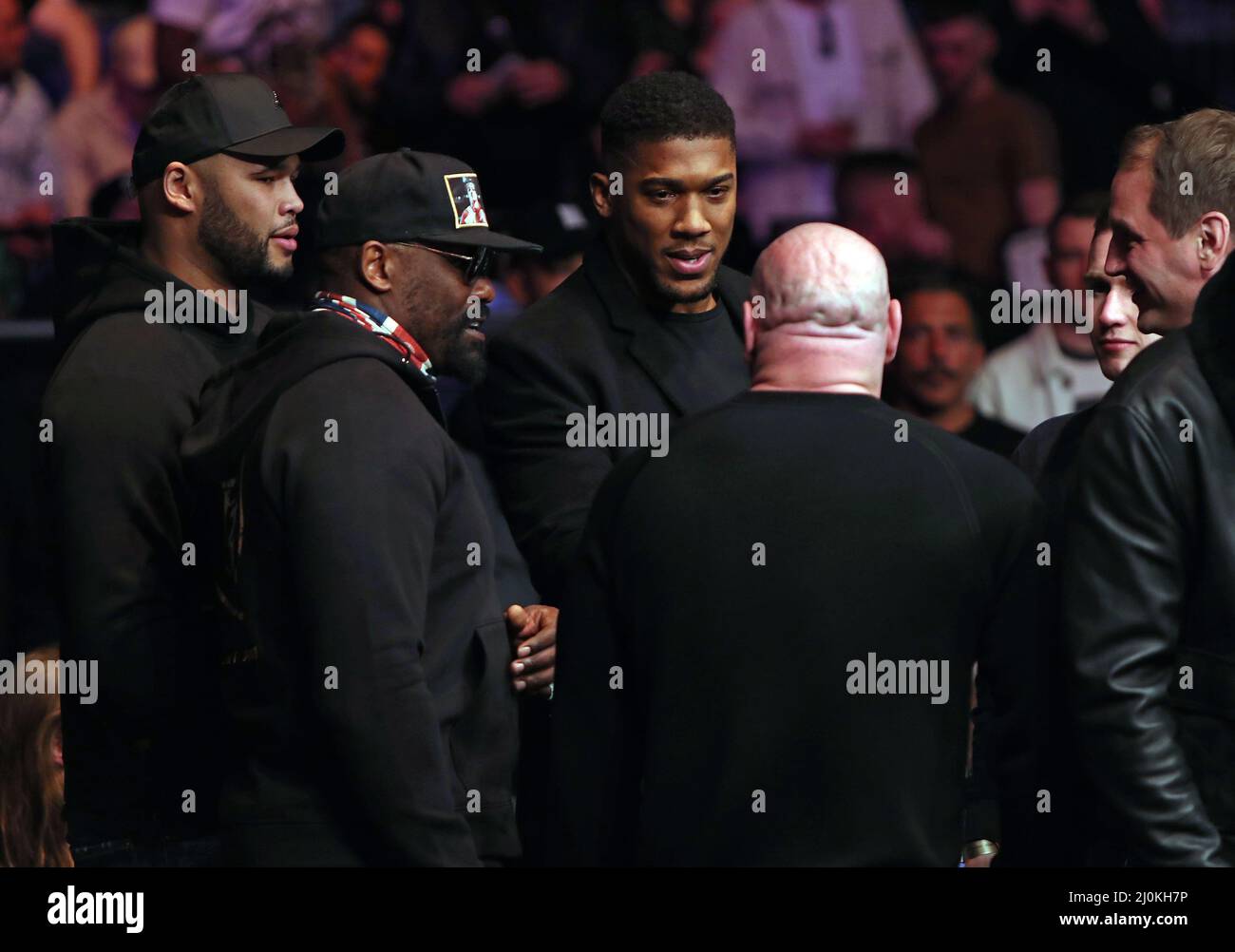 Die Boxer Anthony Joshua und Derek Chisora sprechen mit der Präsidentin des UFC Dana White auf der O2 in London. Bilddatum: Samstag, 19. März 2022. Stockfoto