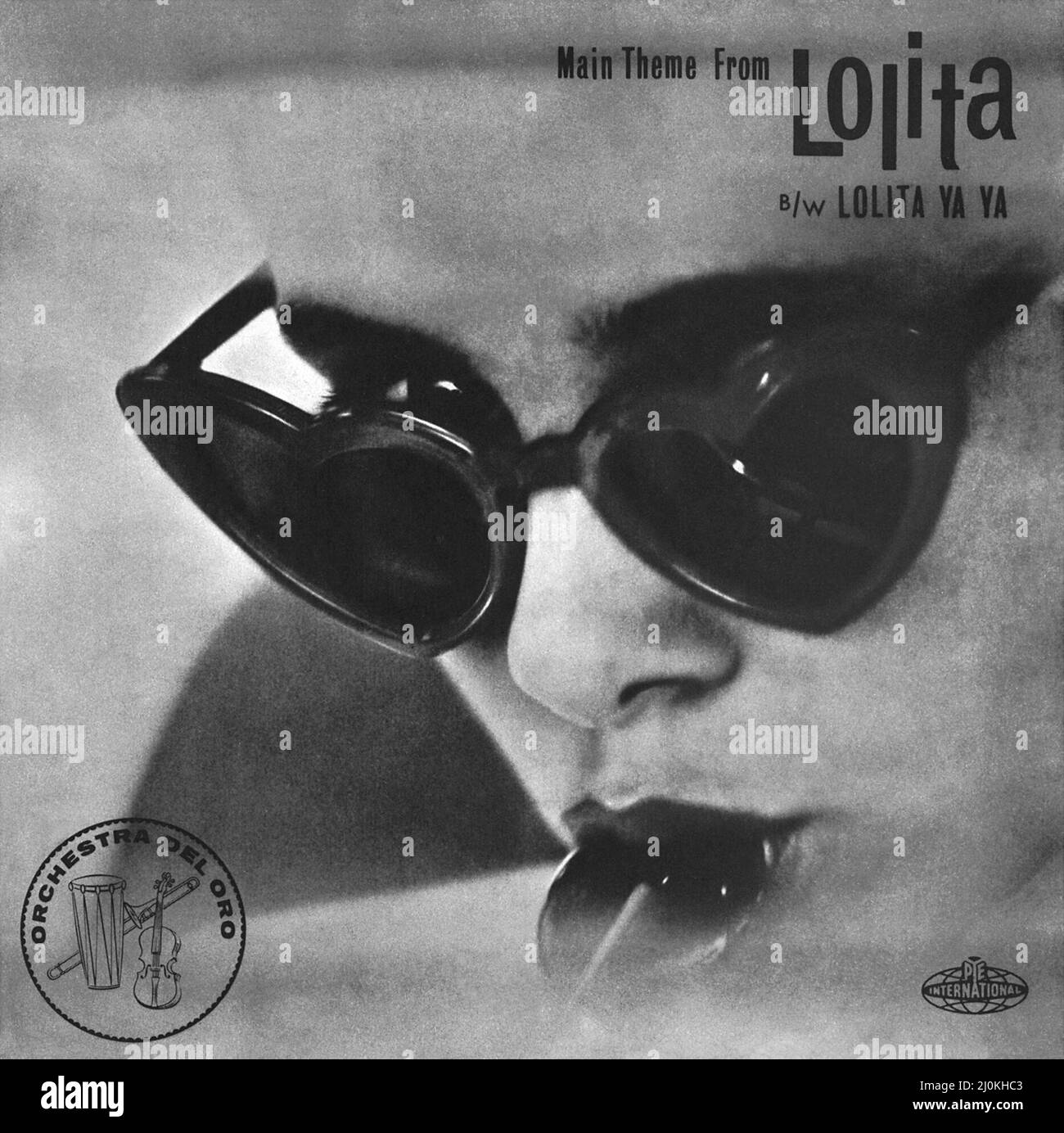 Frontcover der Schallplattenhülle für die UK 45 rpm Vinyl Single von Main Theme von Lolita von Orchestra Del Oro. Herausgegeben auf dem Label Pye International im Juni 1962. Geschrieben von Bob Harris und arrangiert von Don Costa. Die Schauspielerin Lyon ist auf dem Cover. Stockfoto