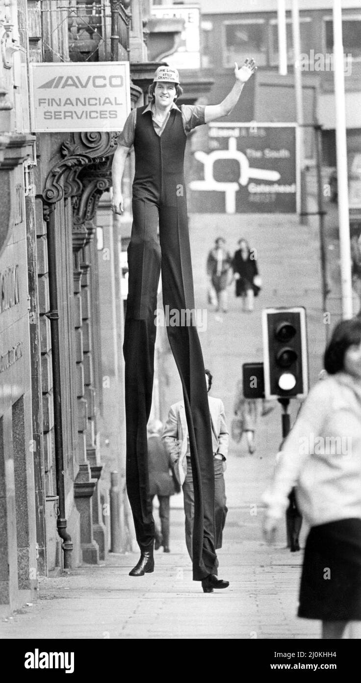 Hoch Gehen! Weltmeister Stelzenläufer John Long drehte sich am 2.. April 1982 ein paar Köpfe, als er durch das Stadtzentrum von Newcastle schlendert Stockfoto