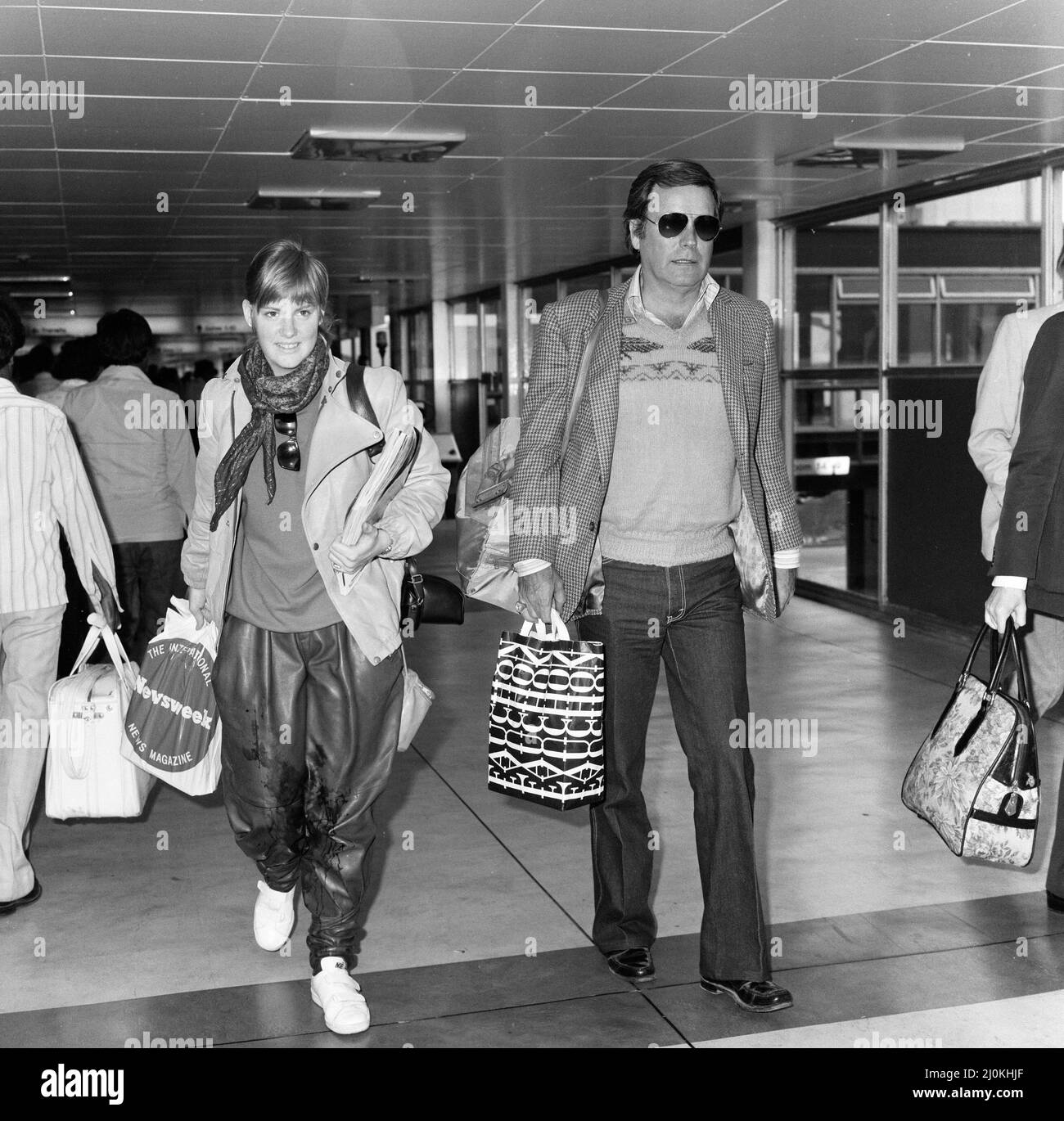 Robert Wagner und seine 18-jährige Tochter Katie fliegen am Londoner Flughafen nach Los Angeles. 30.. April 1982. Stockfoto