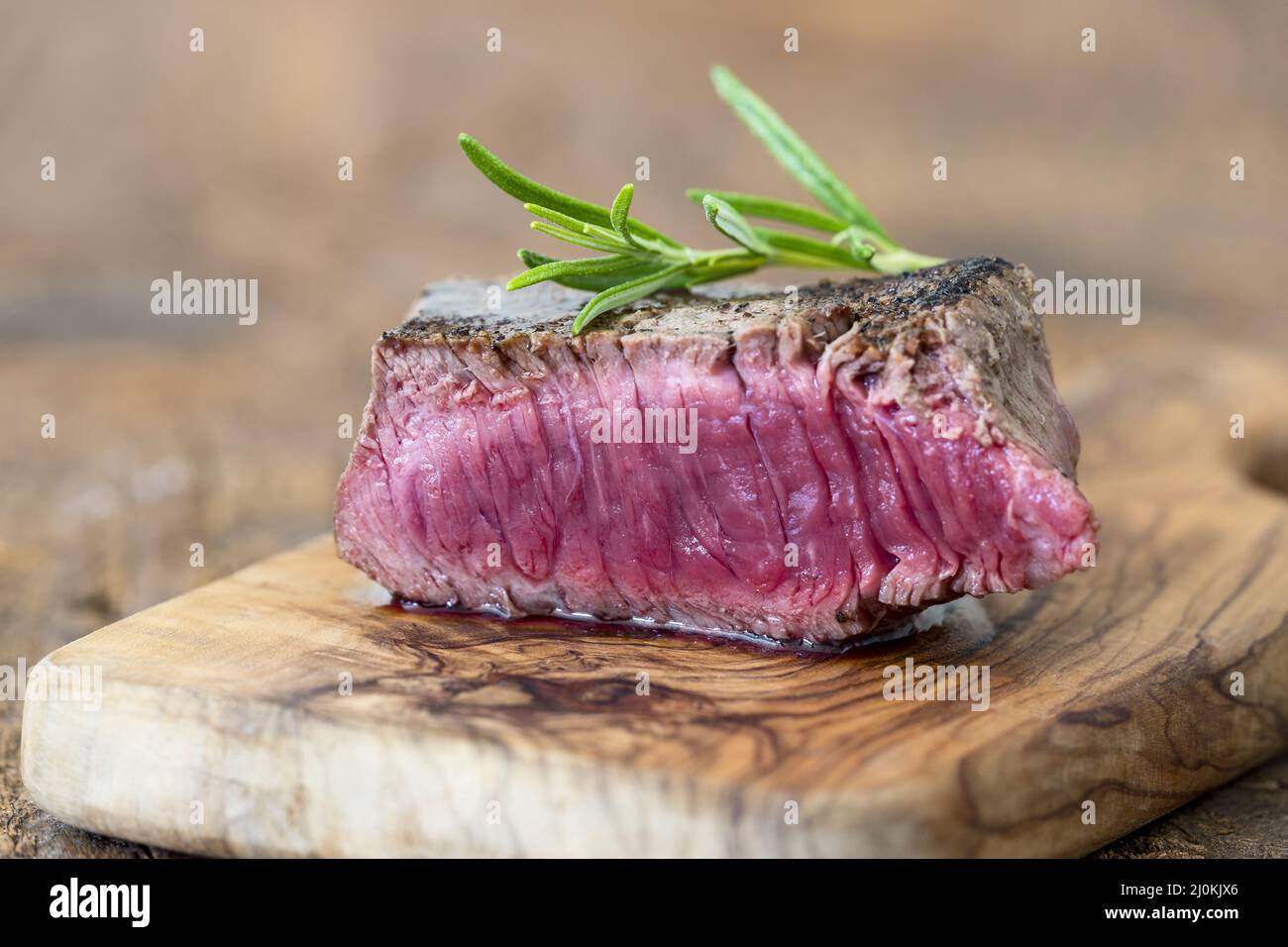 Steak in Scheiben auf Holz Stockfoto
