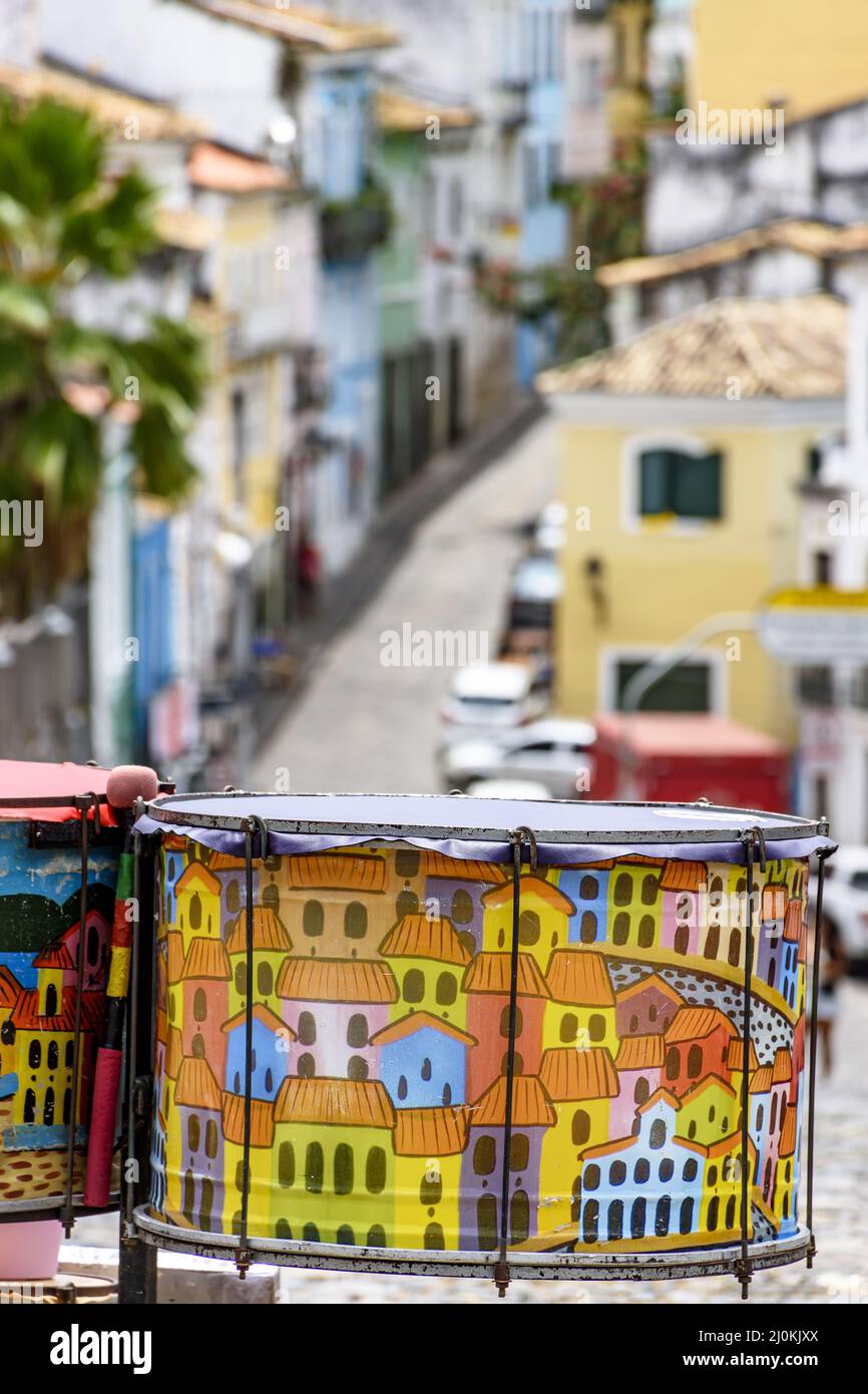 Geschmückte Trommeln mit den Straßen und Hängen des Pelourinhoviertels Stockfoto