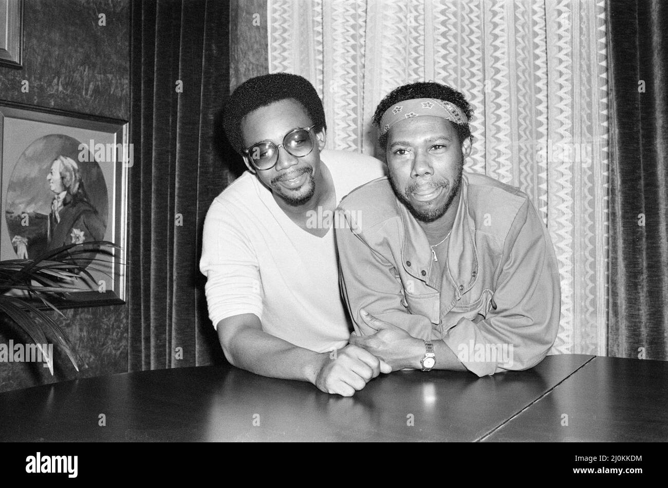 Nile Rodgers (l.) und Bernard Edwards (r.), Gründungsmitglieder der Musikgruppe Chic, abgebildet in London, 6.. August 1981. Stockfoto