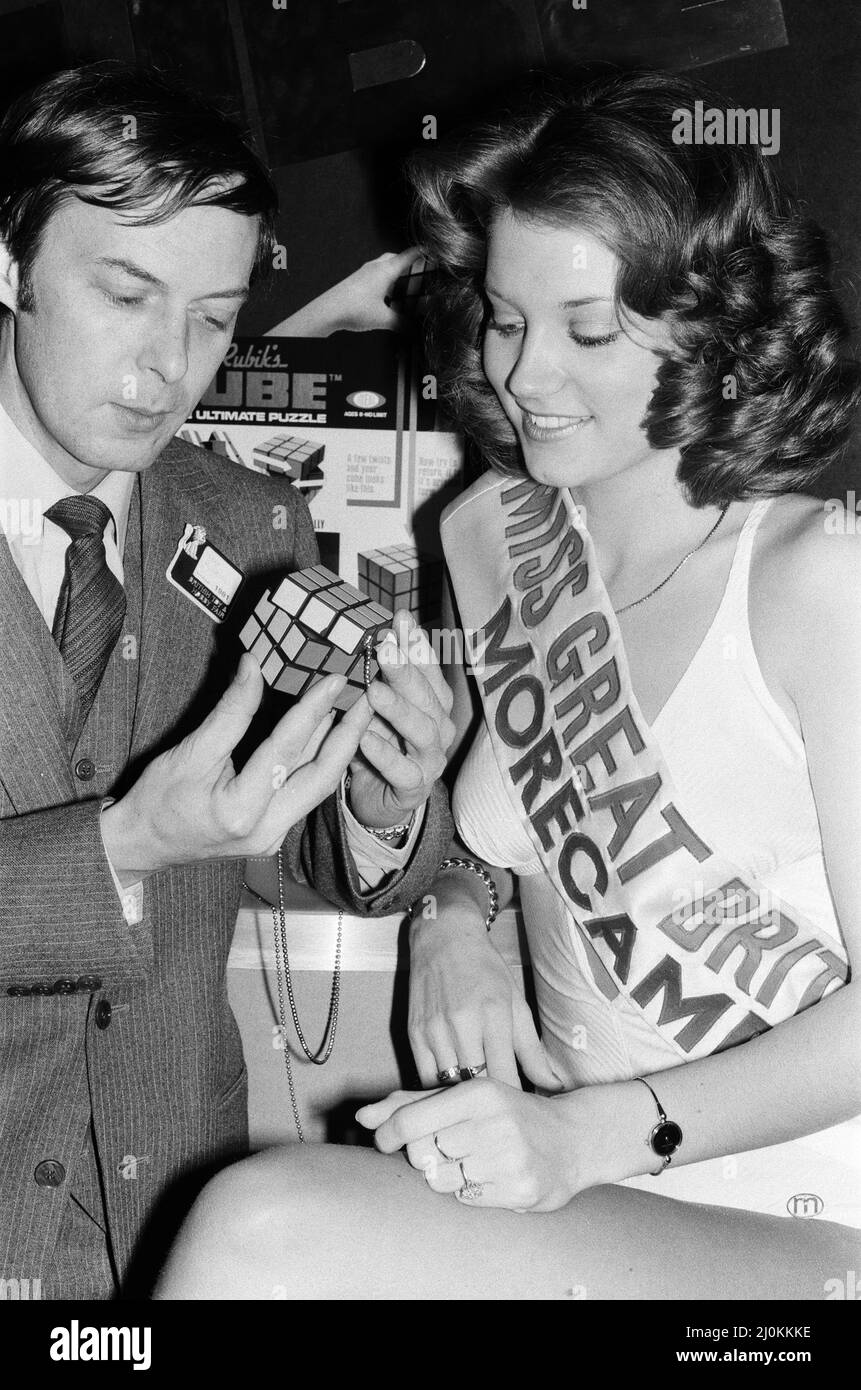 Erno Rubik, der ungarische Erfinder des Rubik's Cube mit Miss Großbritannien, Michelle Hobson, auf der Spielwarenmesse in Earl's Court. 1.. Februar 1981 Stockfoto